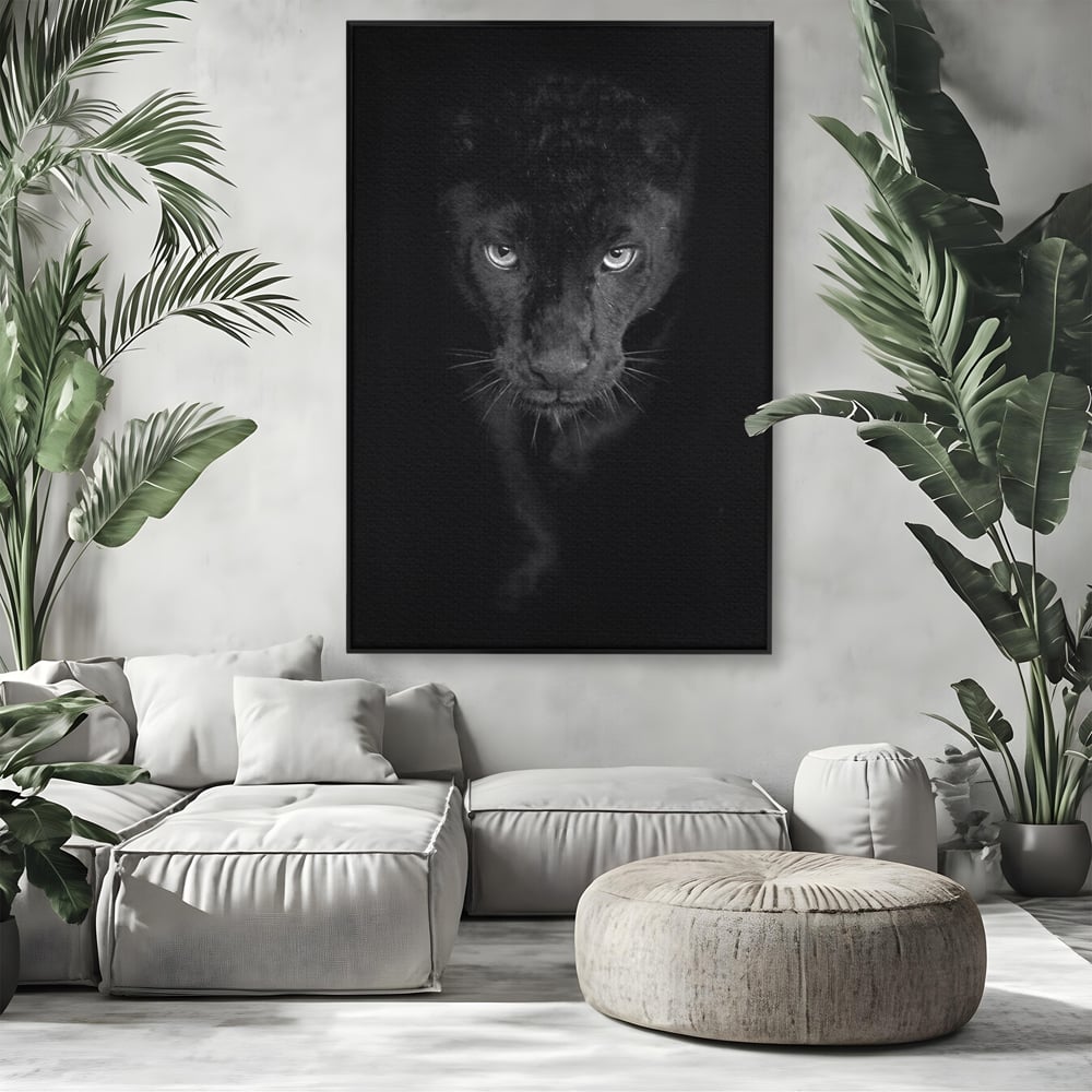 Tablou canvas cu tablou canvas cu pantera neagra, in rama de aluminiu negru, pe perete intr-un living